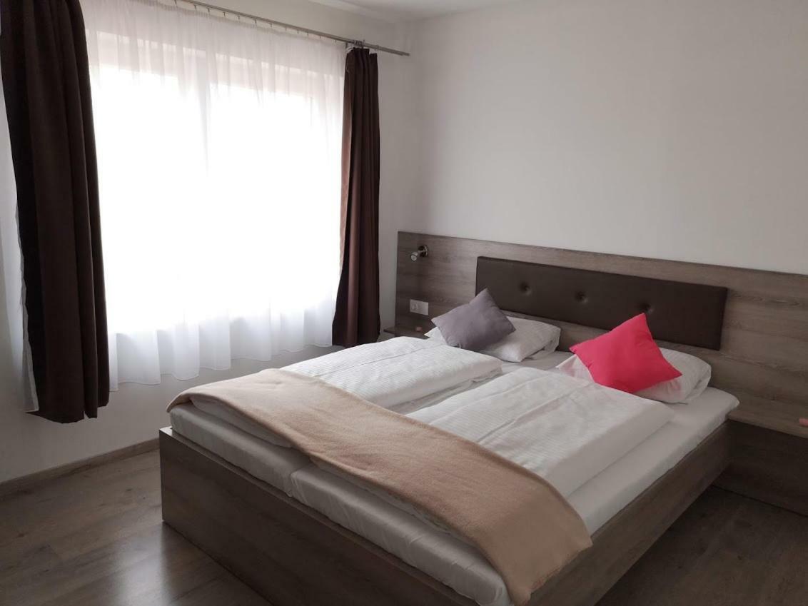 Roze Vendeghaz Hotel Villány Buitenkant foto